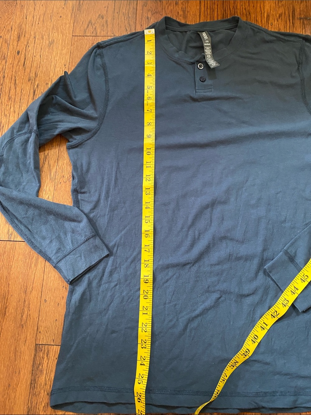 Vuori Men’s 2 button Henley -medium - Picture 6 of 8